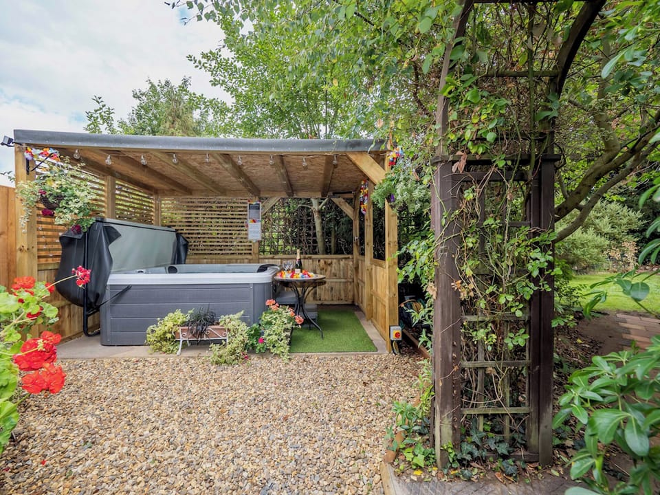 Private hot tub under weatherproof pergola | The Norfolk Broads CottageFarthings, Wroxham