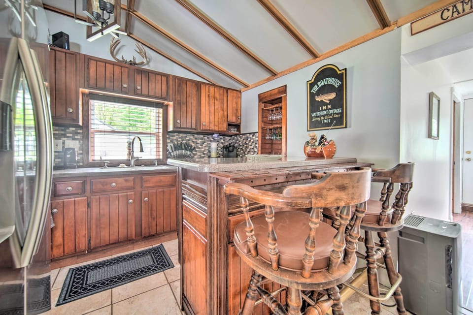 Kitchen | Breakfast Bar w/ Seating | Blender | Keurig Coffee Maker | Spices
