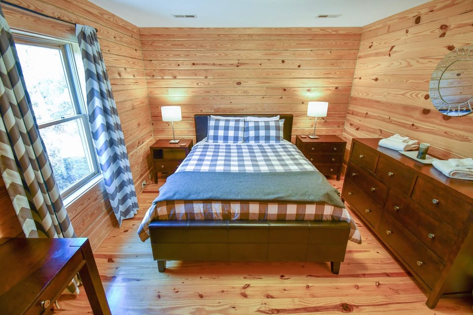 All 6 bedrooms feathers a queen size bed, linen and towels.