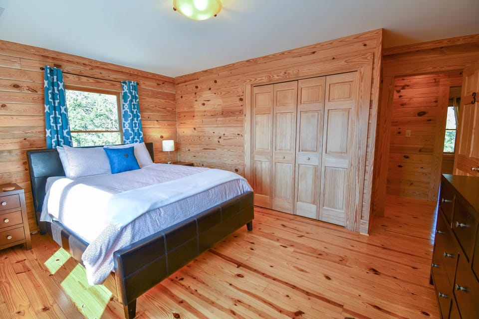 All 6 bedrooms feathers a queen size bed, linen and towels.