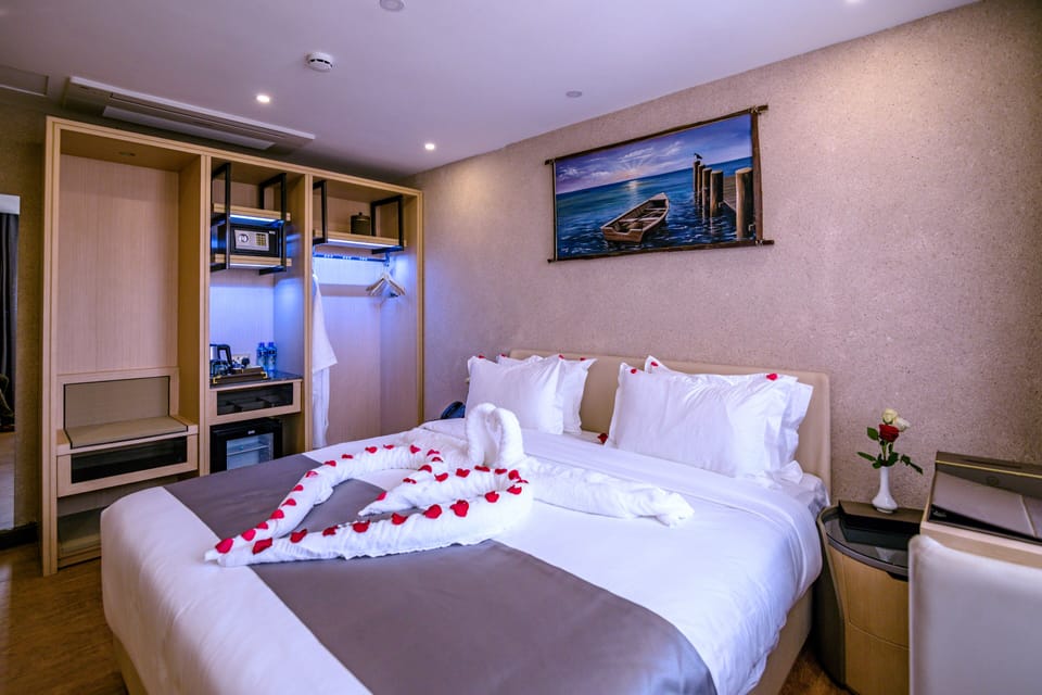 Basic Room | In-room safe, blackout drapes, iron/ironing board, WiFi (free)