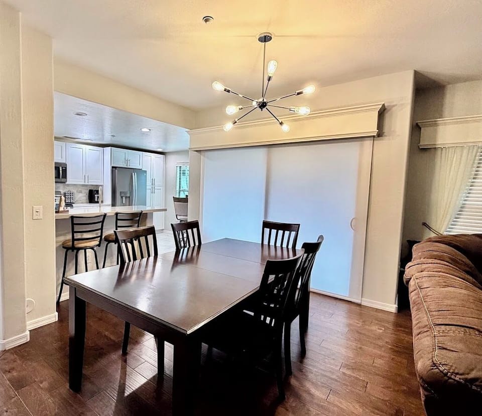 Dinning Room Table.  There is a 6 chair.