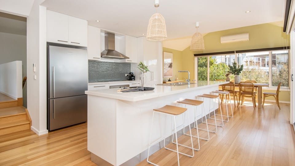 Fully equipped kitchen with breakfast seating for 4 people