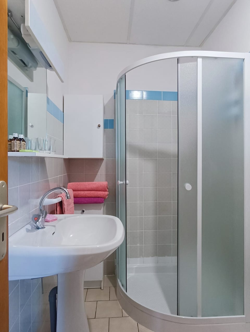 Chambre Origine | Bathroom | Shower, eco-friendly toiletries, hair dryer, towels
