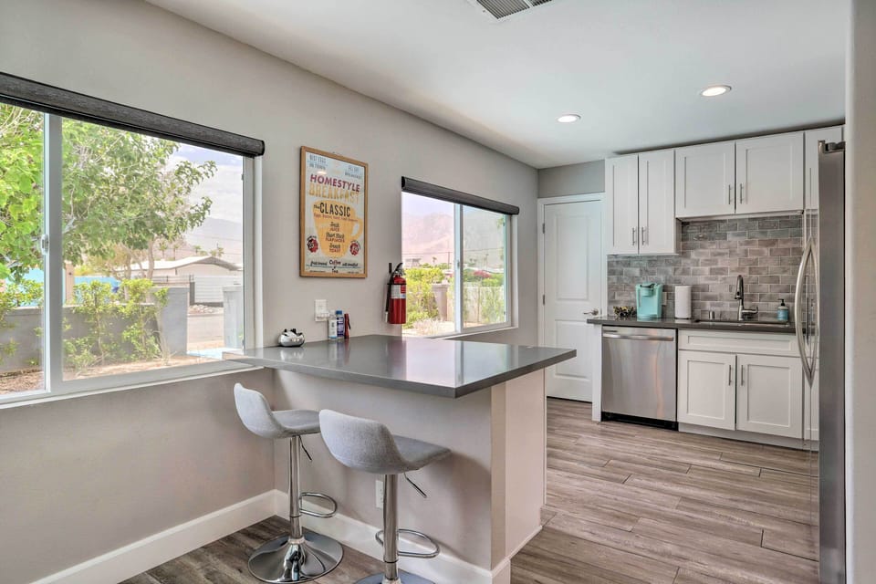 Full Kitchen | Dishwasher | Fridge w/ Ice Maker | Gas Range | Microwave