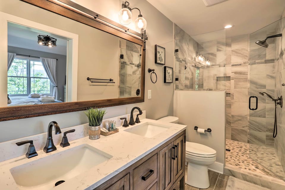 Full Bathroom | Towels Provided | Complimentary Toiletries
