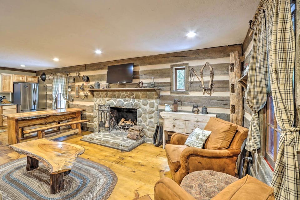 Living Room | Smart TV | Central A/C & Heat | Towels & Linens