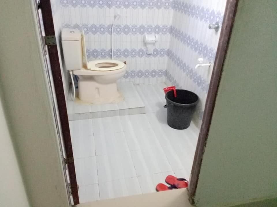 Rainfall showerhead, designer toiletries, slippers, towels