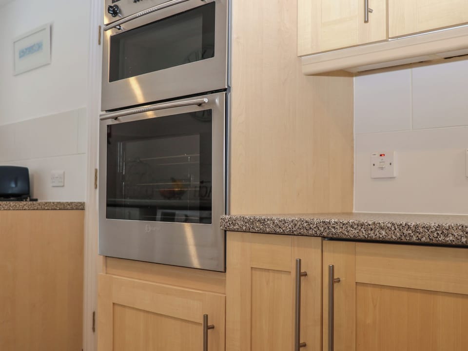 Cottage | Private kitchen | Fridge, dishwasher, electric kettle, toaster