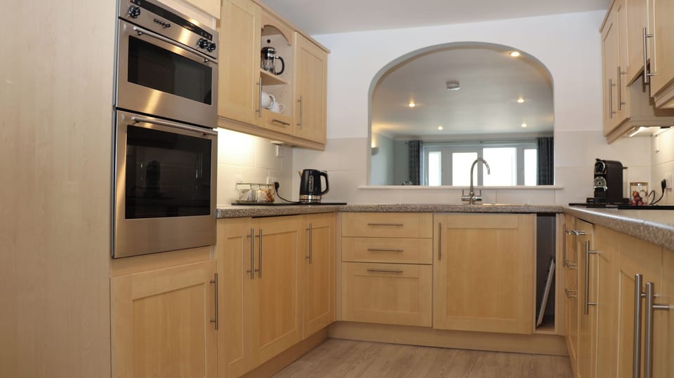 Cottage | Private kitchen | Fridge, dishwasher, electric kettle, toaster