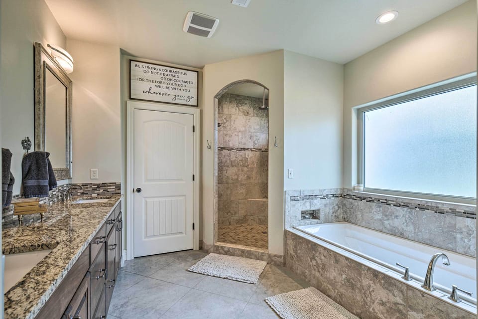 Full Bathroom | Towels Provided | 1st Floor