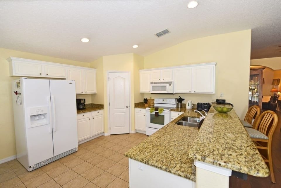House, 4 Bedrooms | Private kitchen