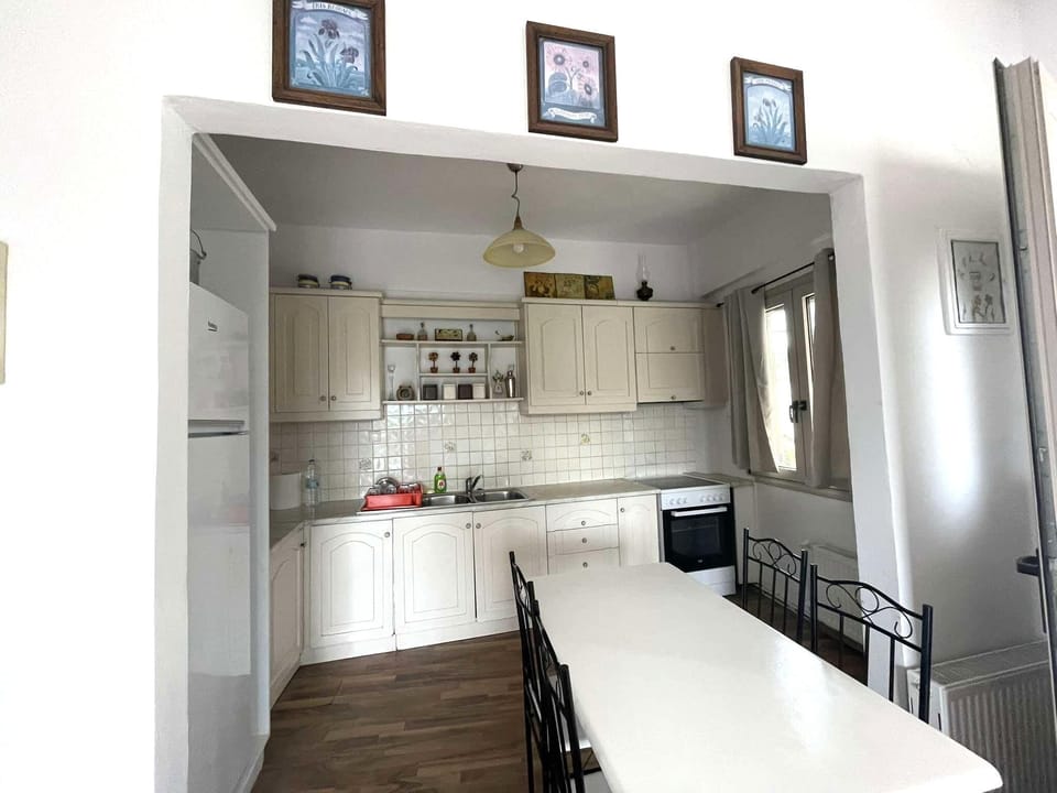 Fully Equipped Kitchen with Modern Appliances – Practical and spacious kitchen with all essentials for home-style cooking.