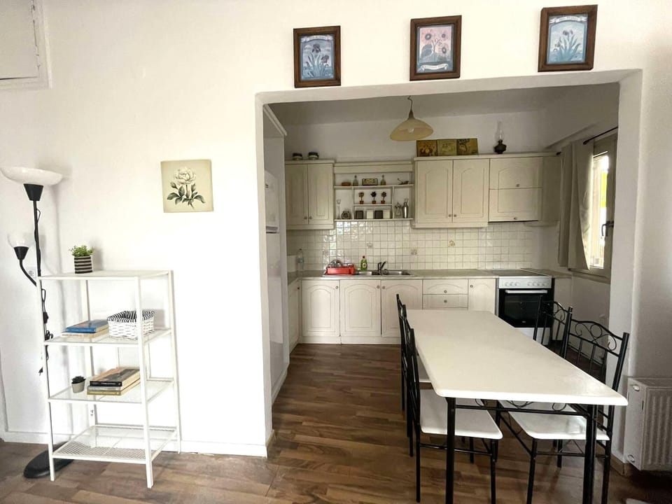 Dining Area with Elegant Setup – Bright dining space with comfortable seating, ideal for family meals or gatherings.