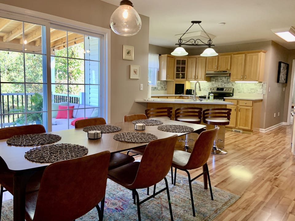 Fully stocked kitchen, dining table for 8 & bar seats 3