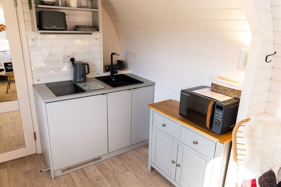Cottage | Private kitchen | Fridge, electric kettle, toaster, cookware/dishes/utensils