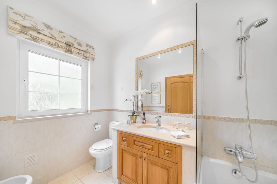 Suite 3 - Large bathroom with bathtub.
