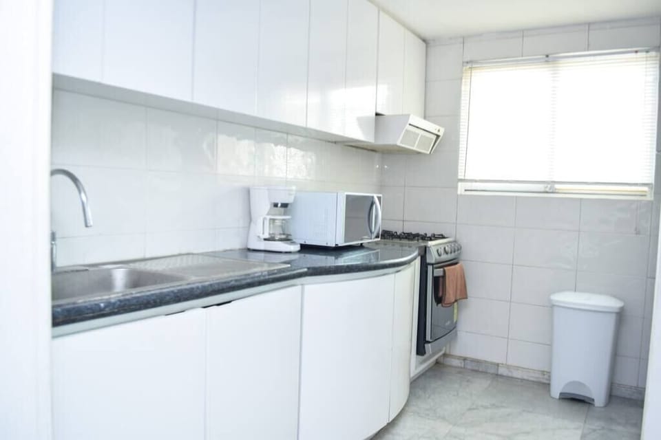 fully equipped kitchen/cocina equipada