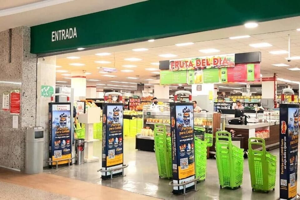 There is a Supermarket inthe first level  inside Kukulcan Mall , in front of the Condo. / Hay un Supermercado en el 1er nivel del Kukulcan Mall enfrente del condominio.