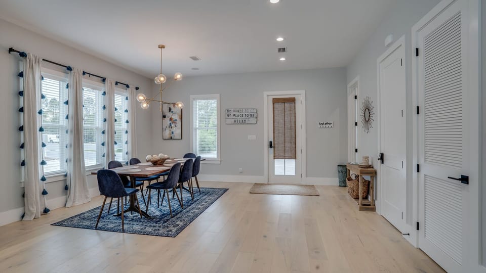 Spacious dining-seats 8