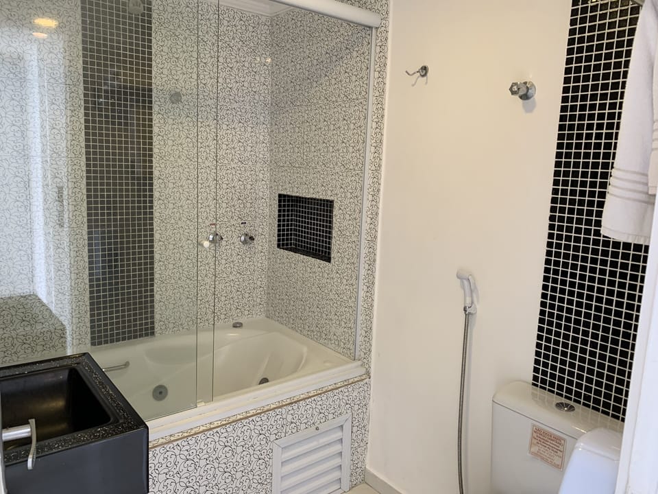Quarto Duplo Vista Mar com Hidro | Bathroom | Shower, hair dryer, bidet, towels