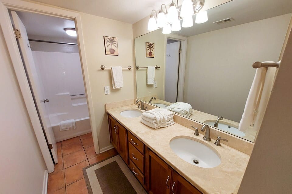Castaways 2C - Master bathroom vanity