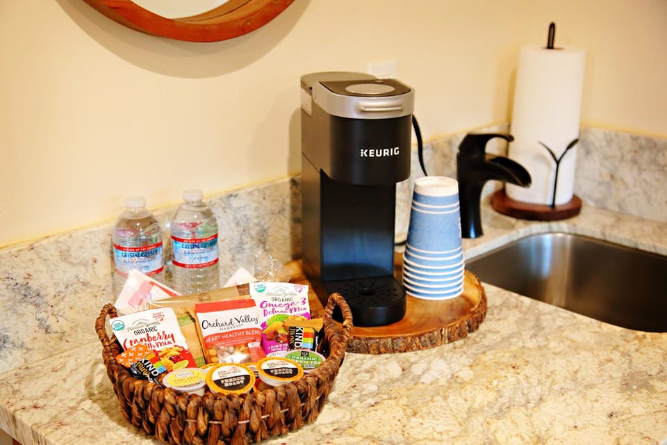 Kitchenette. Coffee, tea, microwave, mini fridge, toaster. Chocolate & goodies!