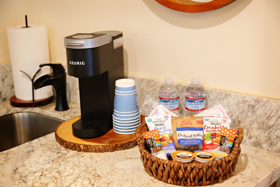 Kitchenette. Coffee, tea, microwave, mini fridge, toaster. Chocolate & goodies 
