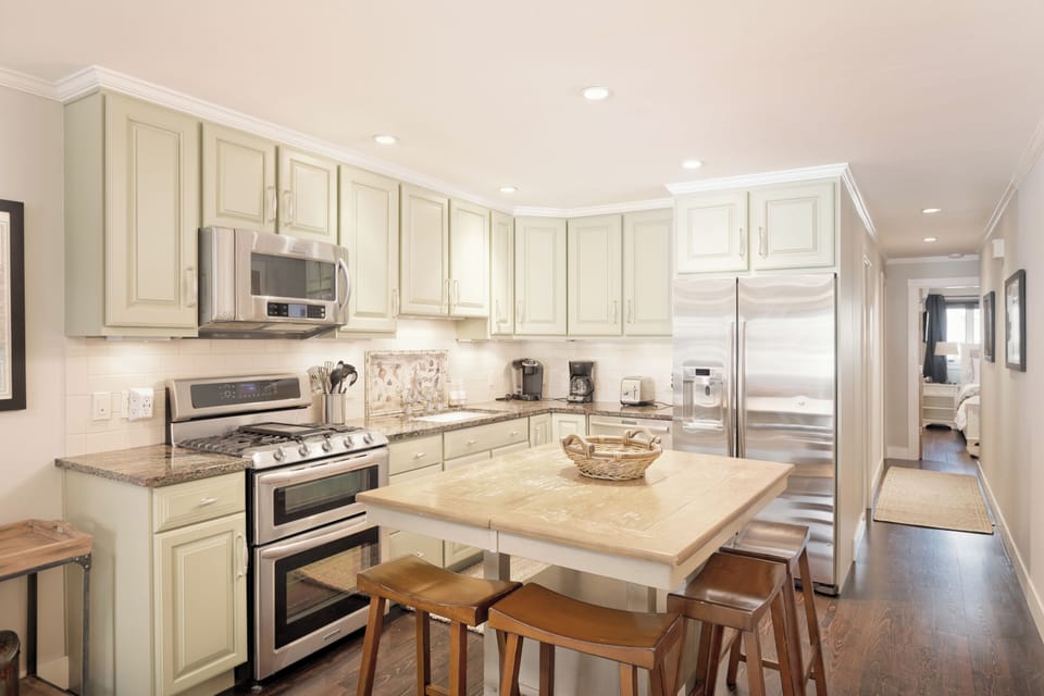 Eat-in kitchen with gas cooktop