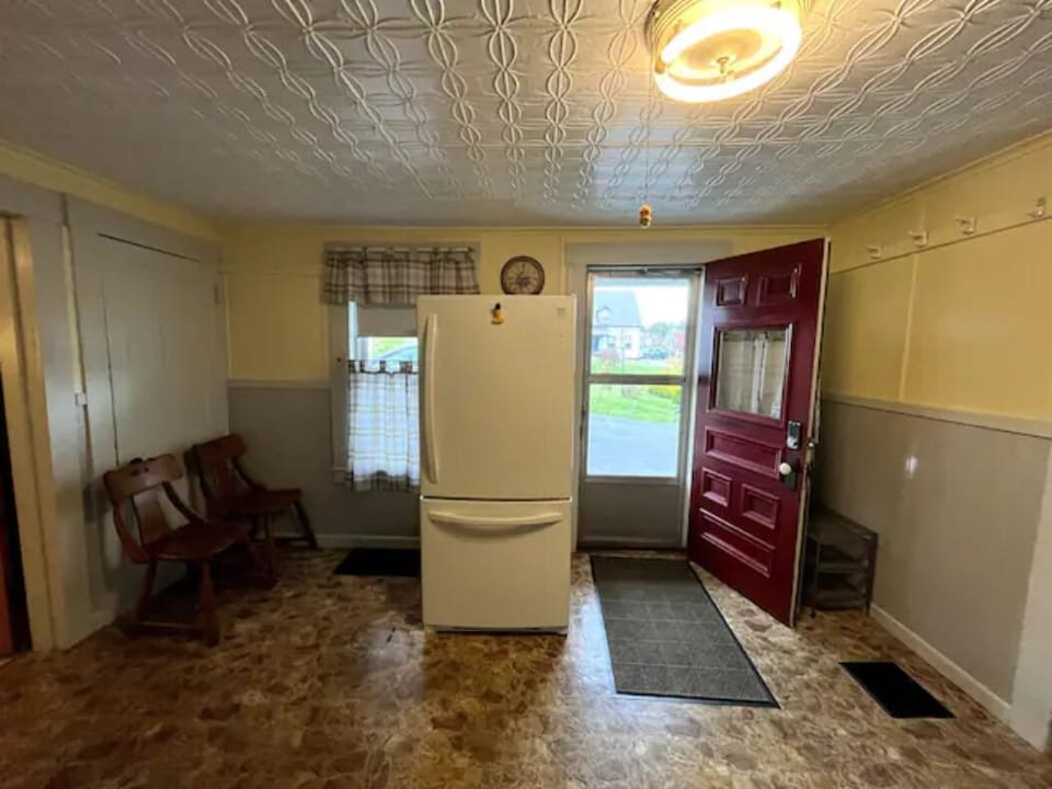 Entry way / Fridge and Kitchen