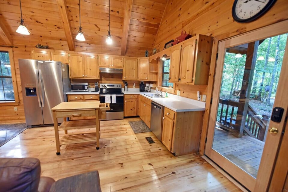 Pet friendly hot tub cabin rental in Blue Ridge GA
