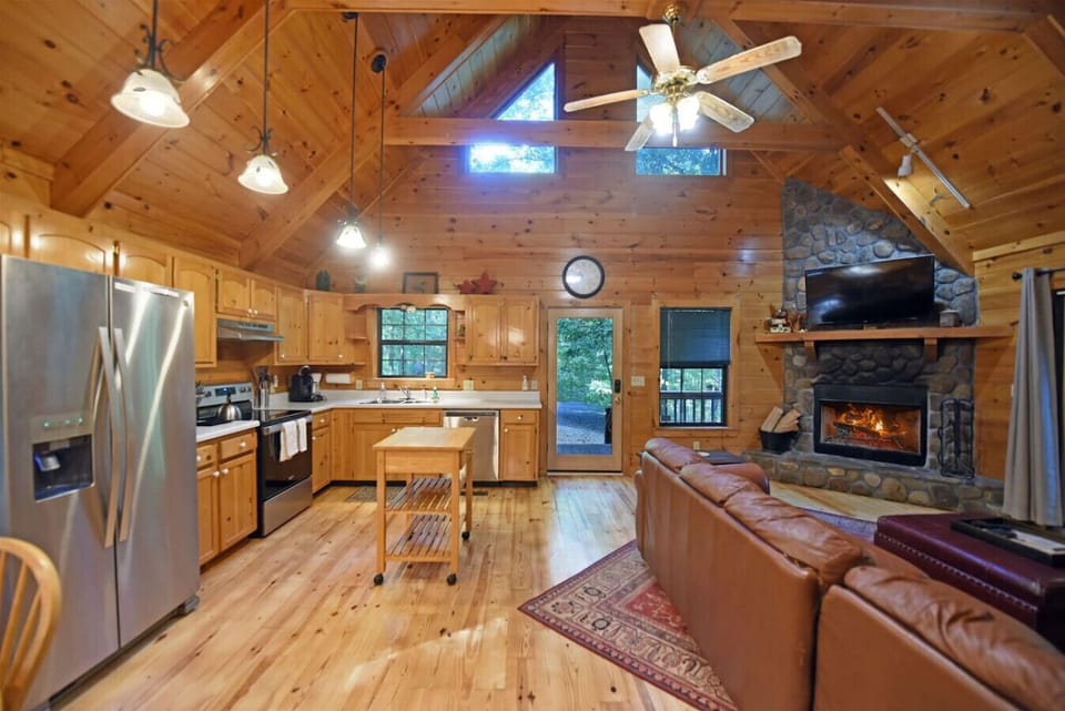 Pet friendly hot tub cabin rental in Blue Ridge GA