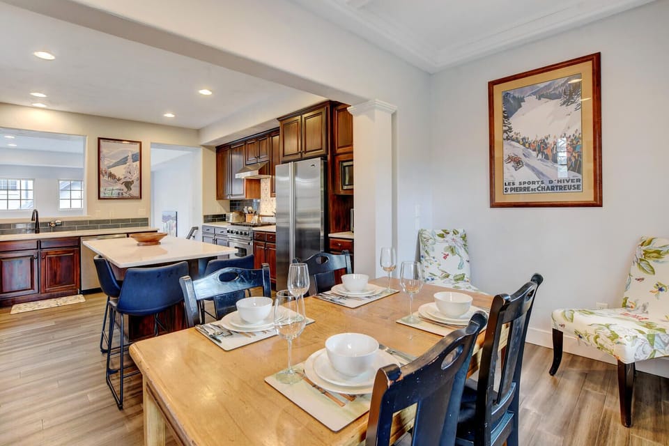 Breakfast Nook with Seating for 4 People