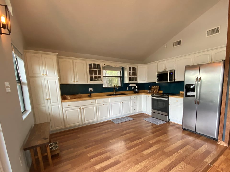HUGE kitchen with brand new stainless steel appliances!