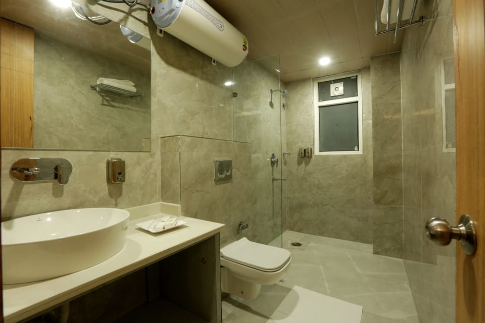 Shower, rainfall showerhead, free toiletries, towels