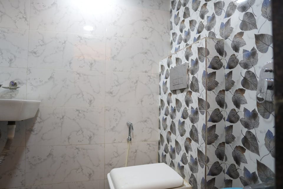 Deluxe Double Room | Bathroom | Shower, free toiletries