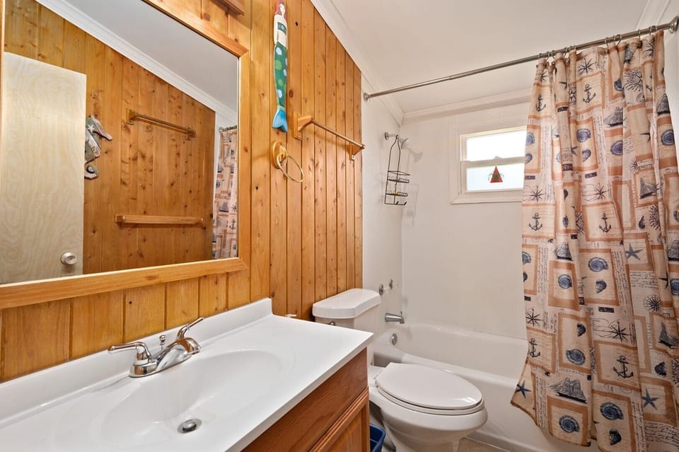 29-web-or-mls-9327-B-Hall-Bath
