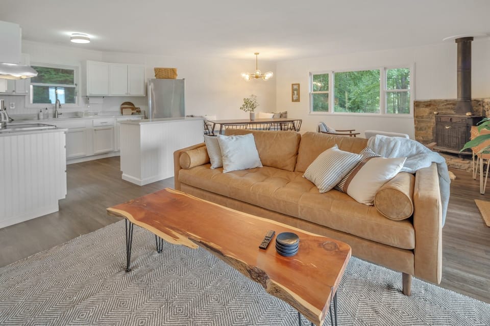 Cabin, 4 Bedrooms | Living room | Smart TV, streaming services