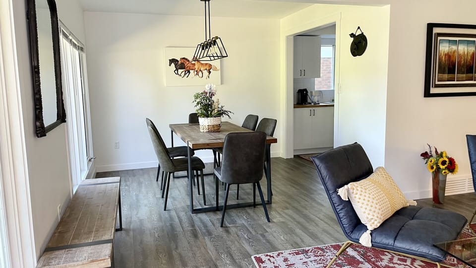 Lovingly rustic dinning room for 6 people