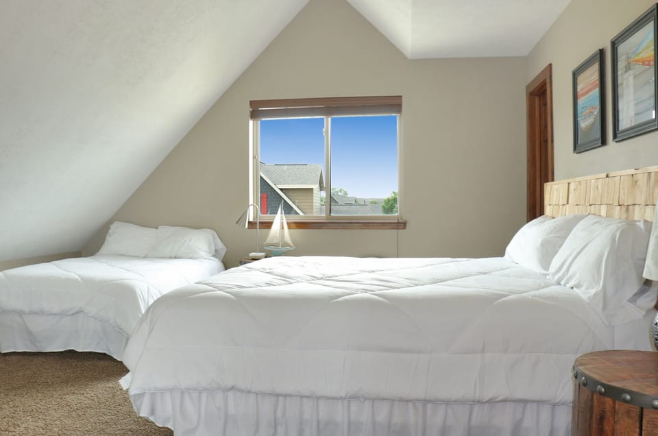 3rd bedroom/loft with King size bed and another full size bed and full bath. 