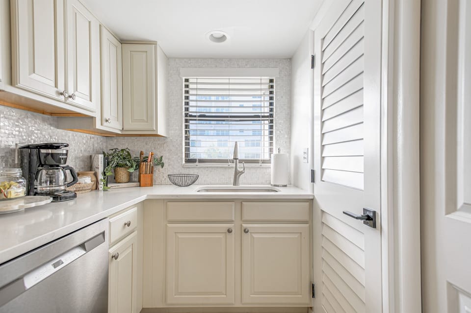 Fully Equipped Kitchen / Coffee, Creamer, and Sugar Included for your stay!