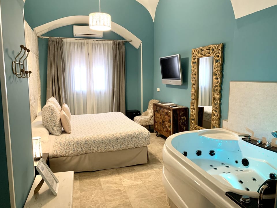 Junior Studio Suite | Minibar, in-room safe, free WiFi, bed sheets