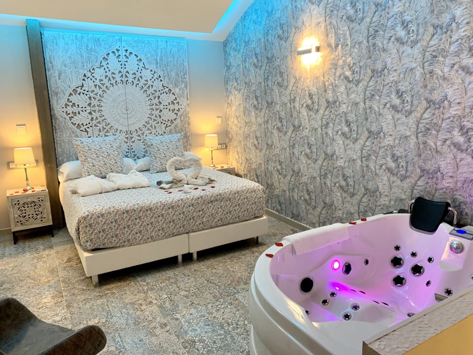Deluxe Studio Suite | Minibar, in-room safe, free WiFi, bed sheets