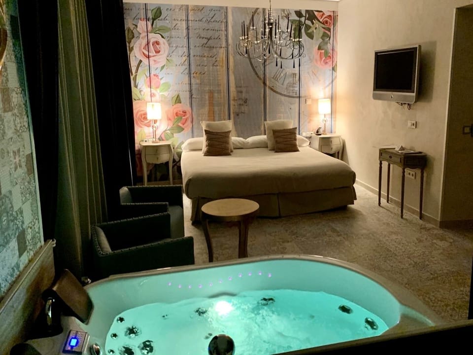 Junior Studio Suite | Minibar, in-room safe, free WiFi, bed sheets