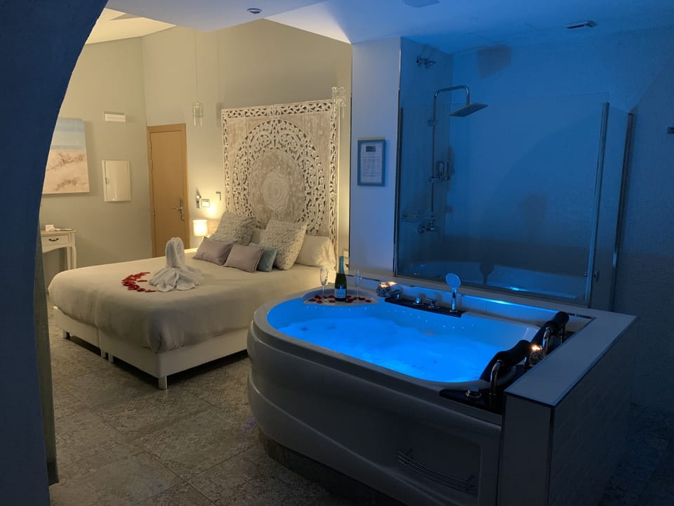 Junior Studio Suite | Minibar, in-room safe, free WiFi, bed sheets