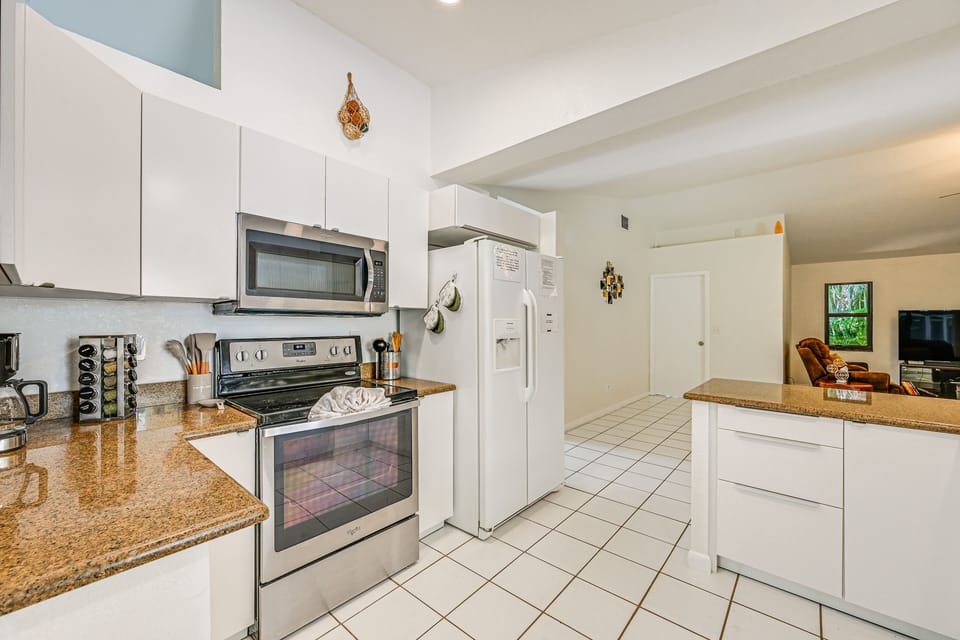Kitchen | Coffee Maker | Toaster | Complimentary Spices