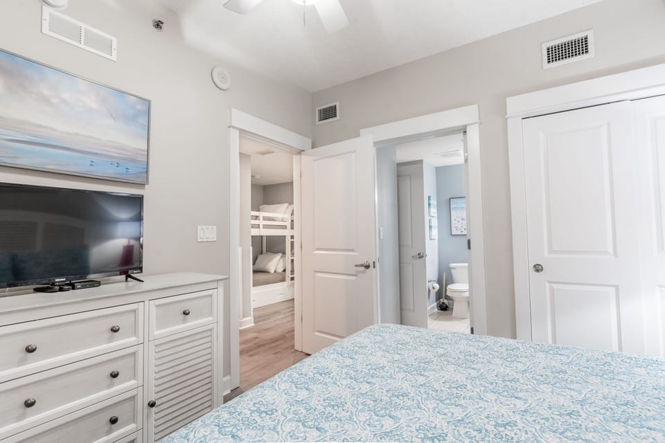 Guest Bedroom, queen bed, smart tv, private bathroom entrance