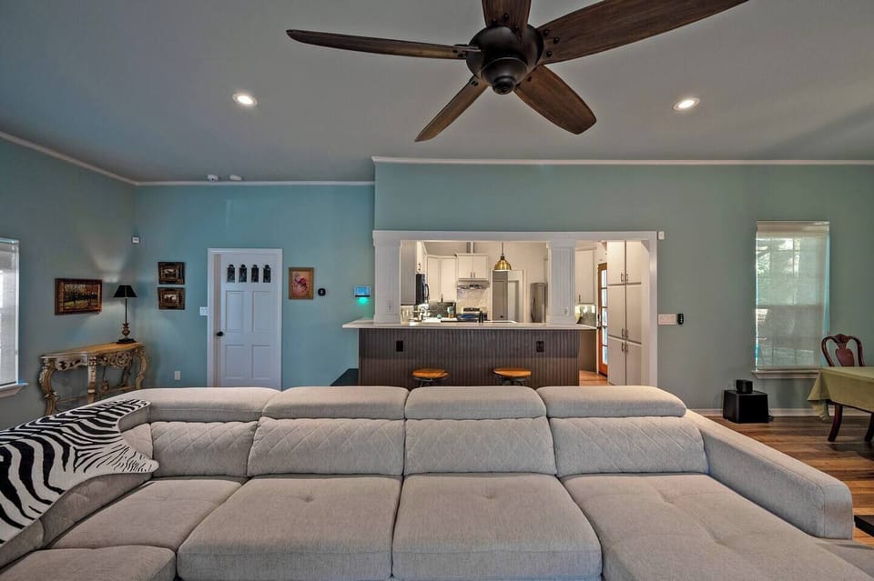 Sofa sectional in Family room seats 6 comfortably
