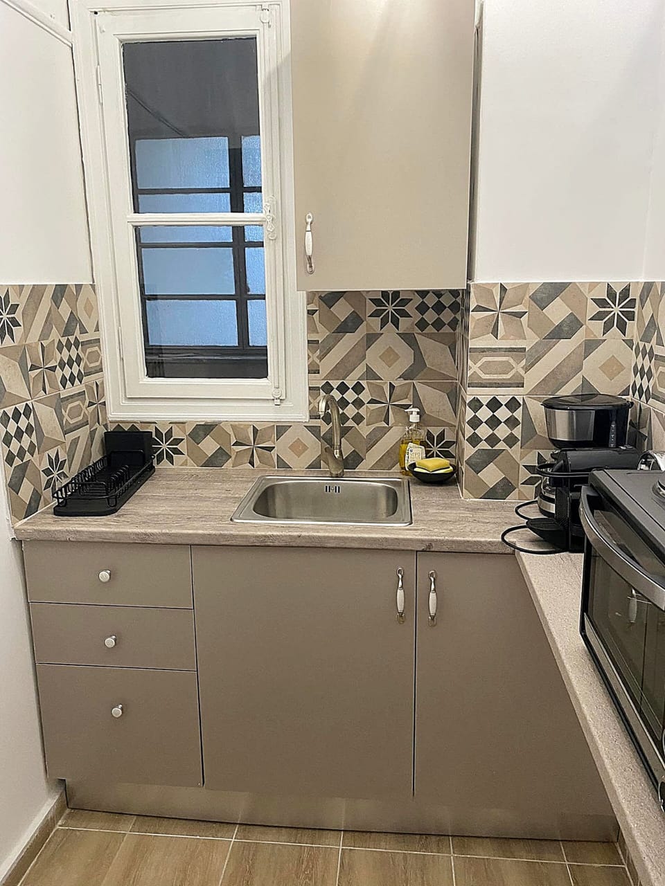 Luxury Apartment | Private kitchen | Full-size fridge, oven, stovetop, electric kettle