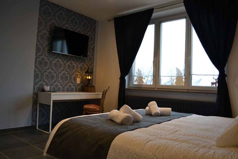 Deluxe Double Room, 1 King Bed | Memory foam beds, WiFi (free), individually decorated